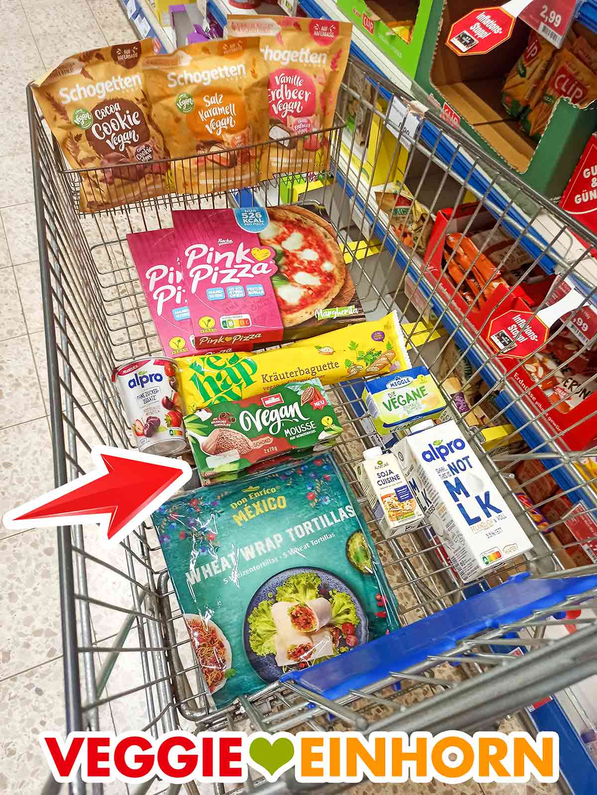 Müller Vegan Mousse Schoko mit anderen veganen Produkten im Einkaufswagen Einkaufswagen im Supermarkt mit veganen Lebensmitteln und dem veganen Schoko Mousse von Müller
