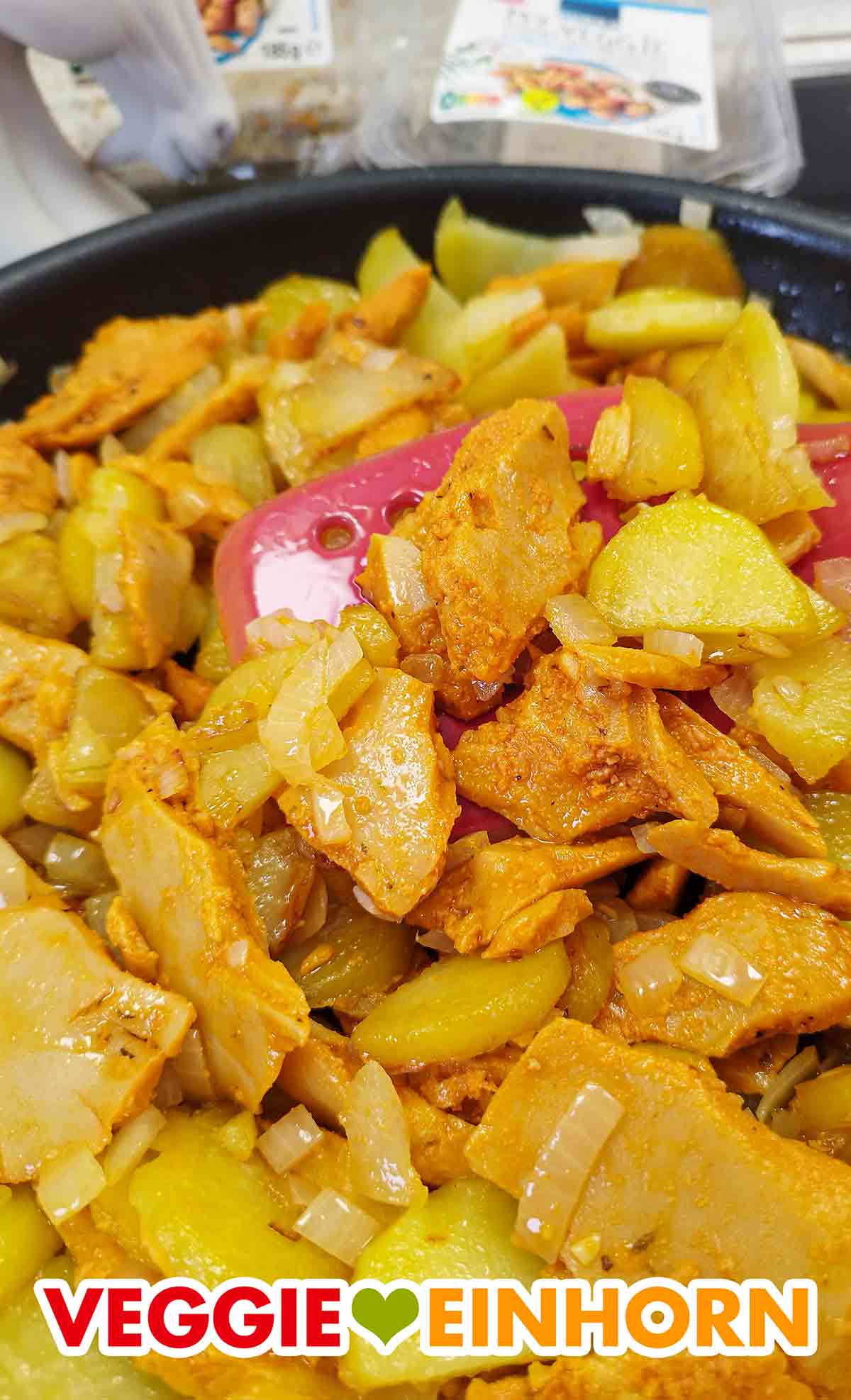 Das Gyros von Edeka My Veggie ist vegetarisch und vegan und eignet sich perfekt für eine leckere Gyrospfanne. Nahaufnahme des veganen Gyros von Edeka My Veggie in der Gyrospfanne mit Kartoffeln