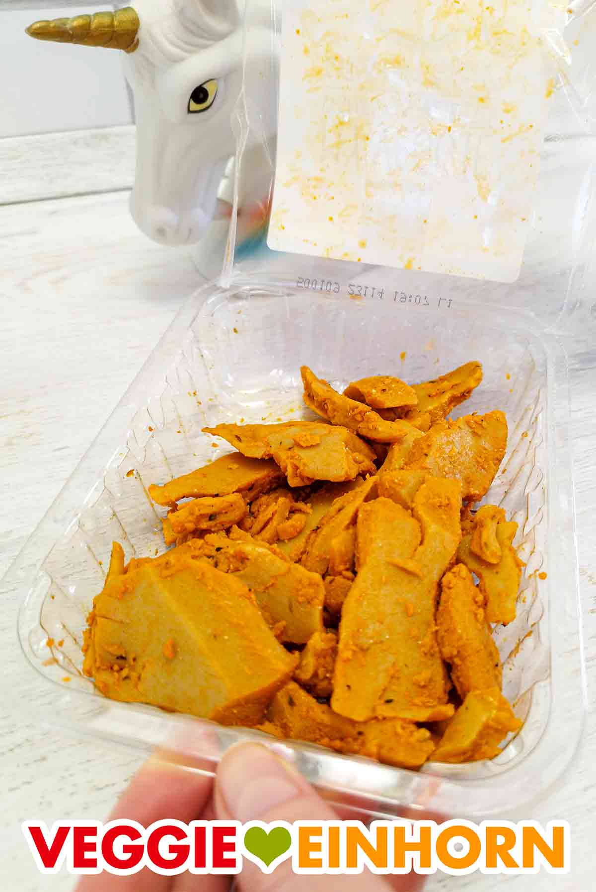 So sieht das vegane Gyros von EDEKA My Veggie in der geöffneten Verpackung aus. Veganes Geschnetzeltes nach Gyros Art von Edeka My Veggie in der geöffneten Packung