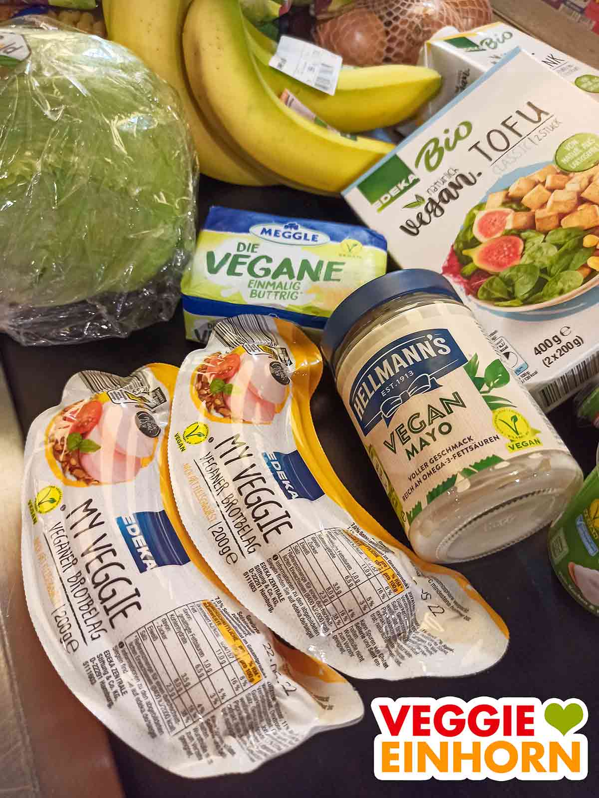 My Veggie Veganer Brotbelag auf dem Kassenband Zwei vegane Fleischwürste an der Kasse bei Edeka.