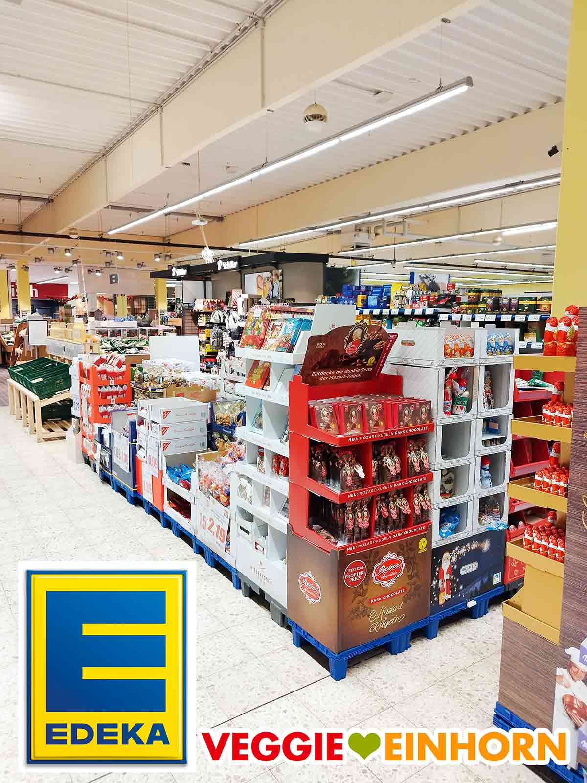 Abteilung mit Weihnachtssüßigkeiten im Edeka Weihnachtssüßigkeiten im Edeka