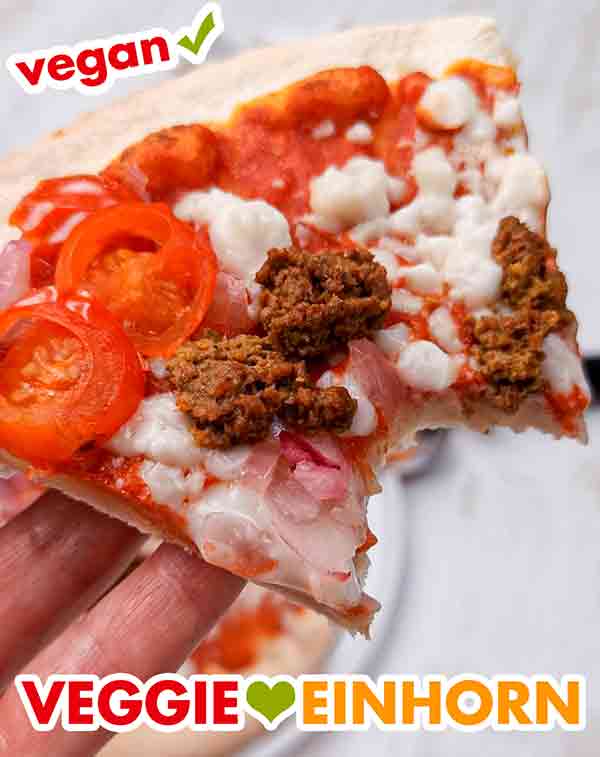 Die vegane Thunfisch Pizza von BettaFish schmeckt sehr gut. Angebissenes Stück der Pizza Tu-Nah