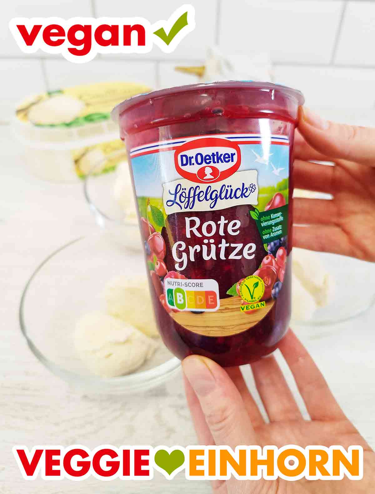Die rote Grütze Löffelglück von Dr. Oetker ist vegan. Ein Becher vegane rote Grütze Löffelglück von Dr. Oetker