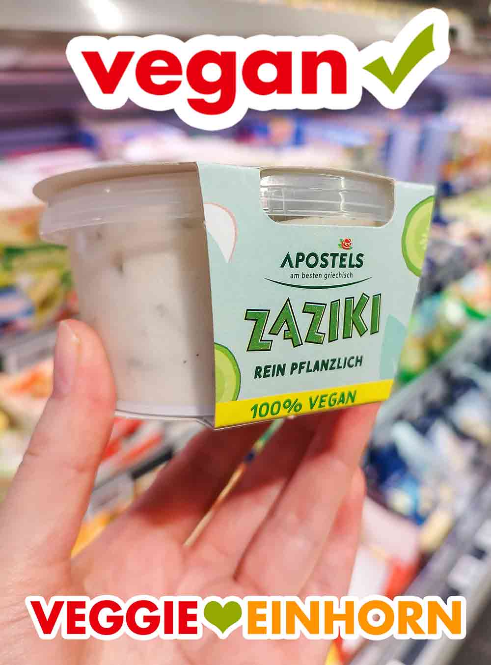 Bei Combi habe ich den veganen Zaziki von Apostels gekauft. Eine Hand hält einen Becher veganen Zaziki von Apostels