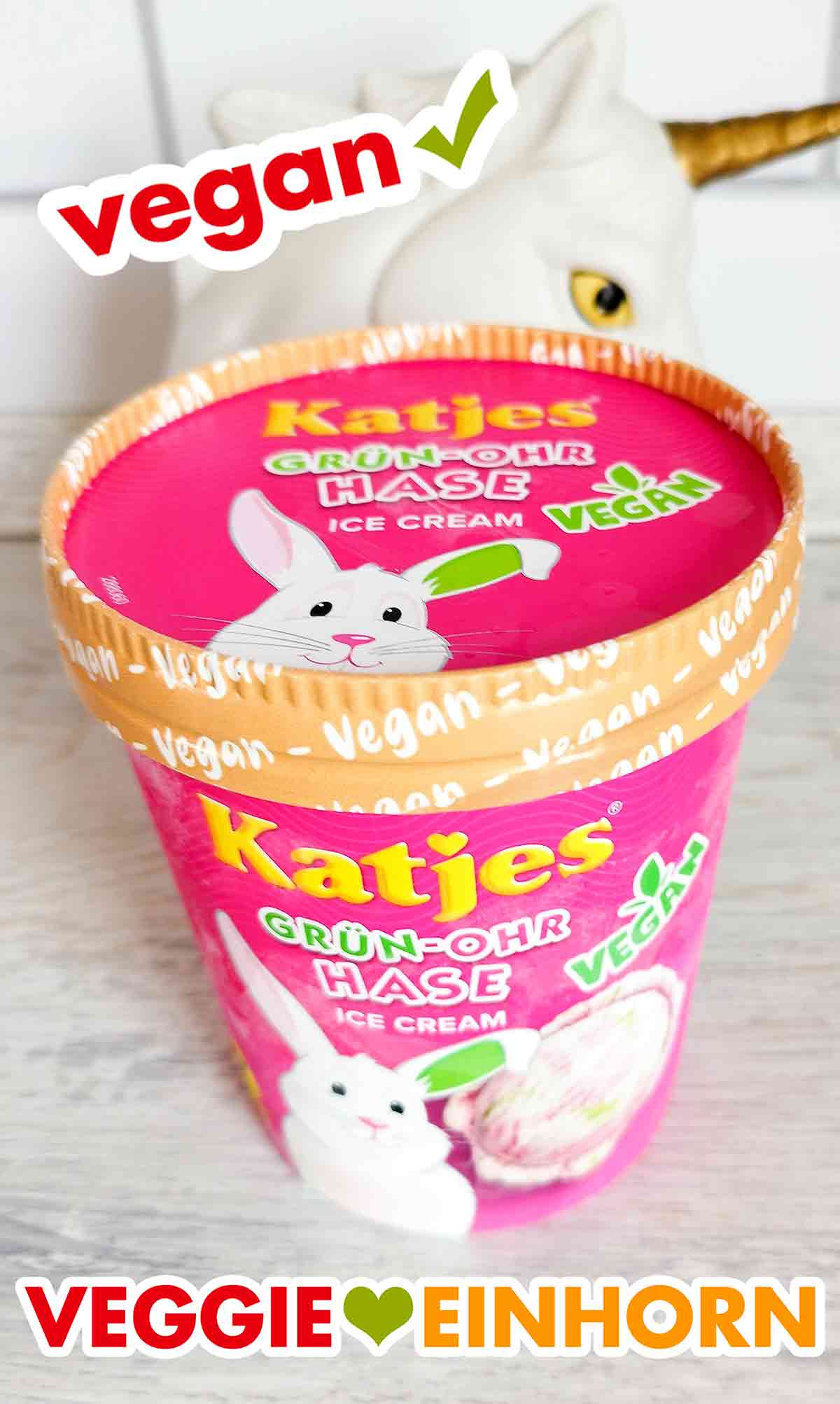 Das Grün Ohr Hasen Eis von Katjes ist in einem pinken Pappbecher verpackt. Ein Becher mit Katjes Grünohrhasen Eiscreme