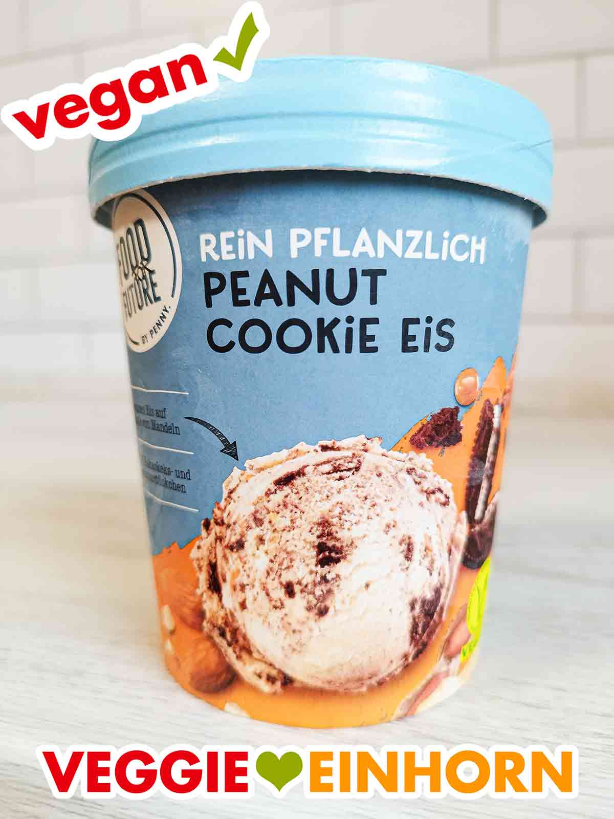 Das Peanut Cookie Eis von Penny Food for Future ist in einem Becher aus Pappe verpackt. Ein Becher mit veganem Peanut Cookie Eis von Penny
