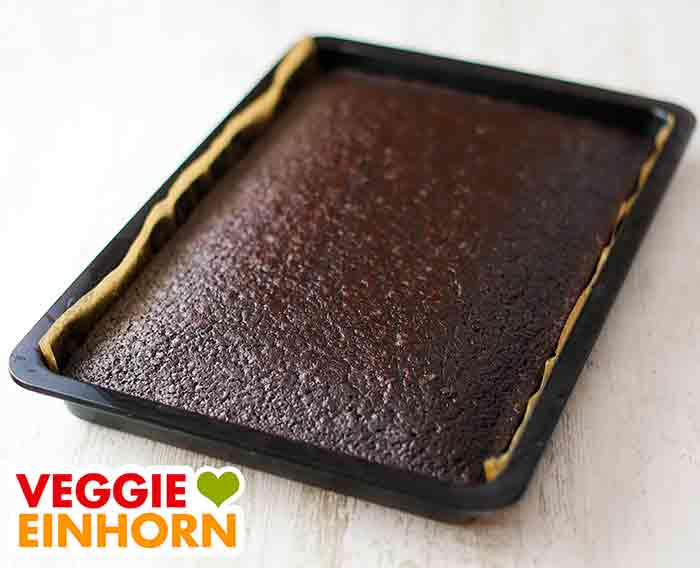 Der fertige vegane Schokokuchen auf dem Backblech. Fertig gebackener Schoko Blechkuchen
