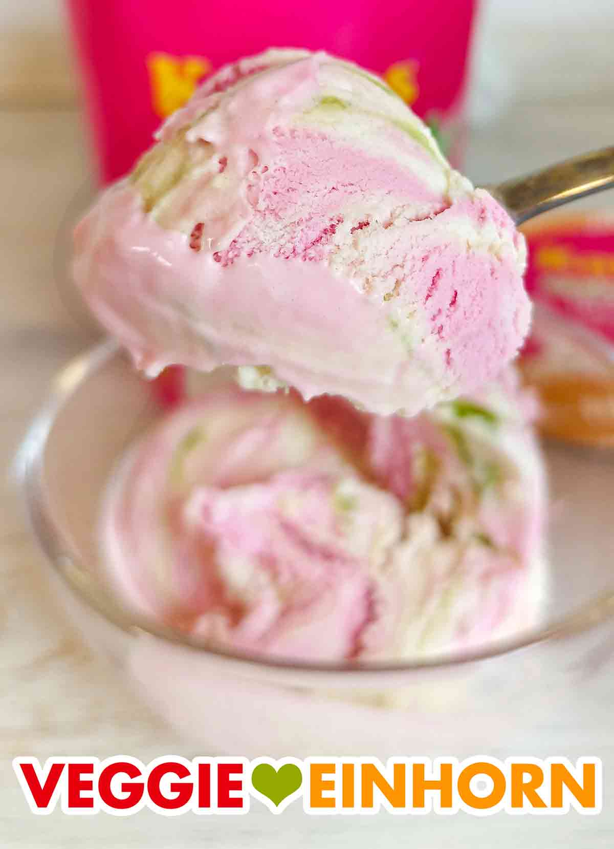 Das vegane Grünohrhasen Eis von Katjes sieht sehr schön aus. Leider schmeckt es nicht so gut. Katjes Grün Ohr Hasen Eiscreme auf einem Löffel