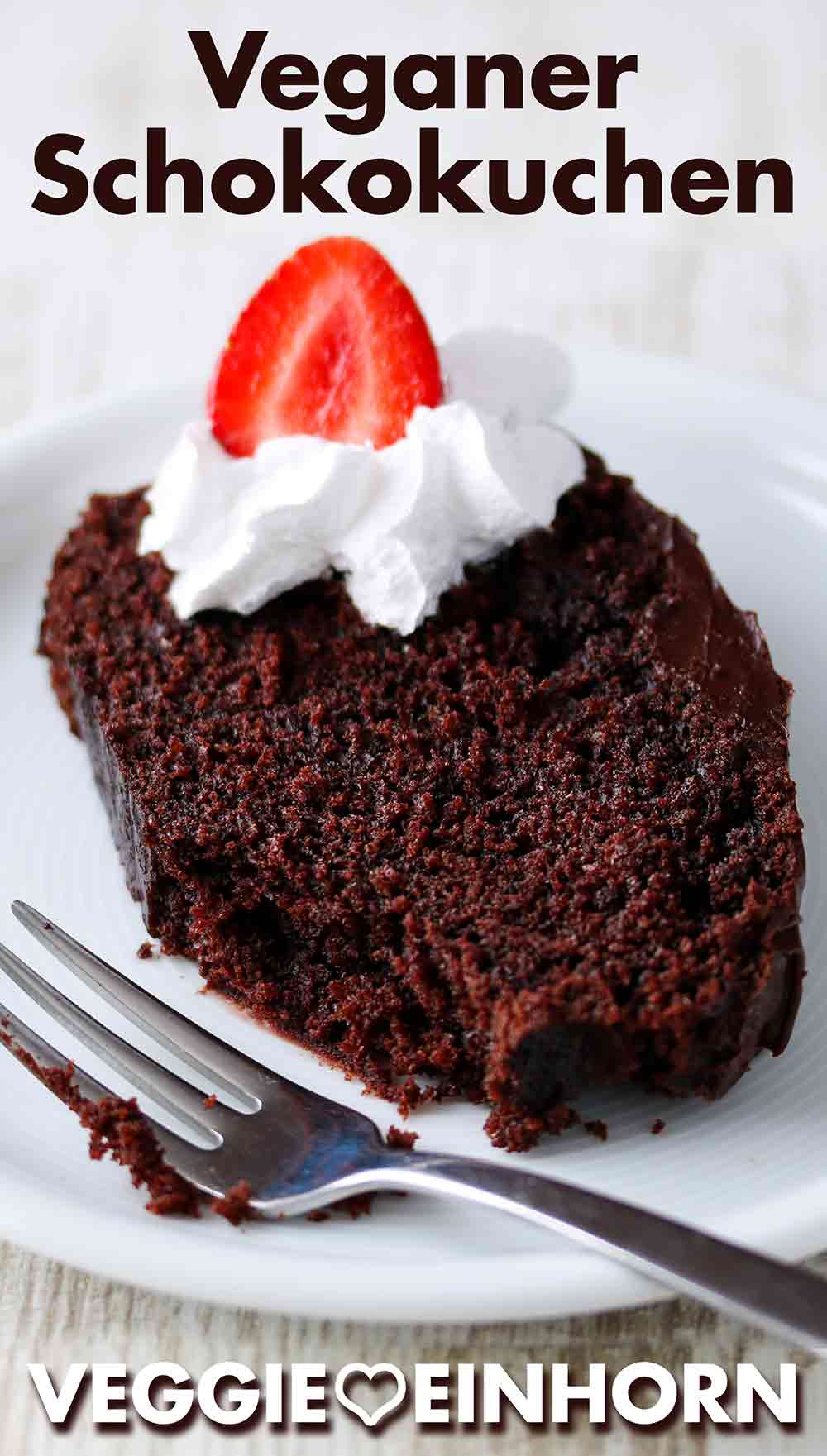 Ein Stück saftiger veganer Schokokuchen auf einem Kuchenteller