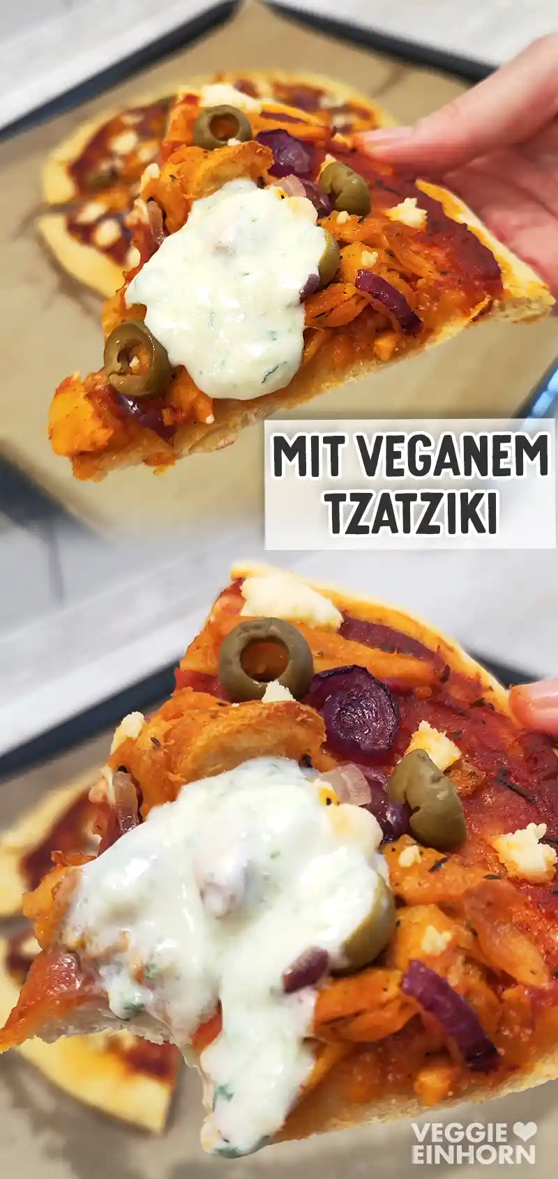 Ein Stück vegane Gyrospizza mit Oliven, roten Zwiebeln und veganem Feta, serviert mit cremigem veganem Tzatziki.