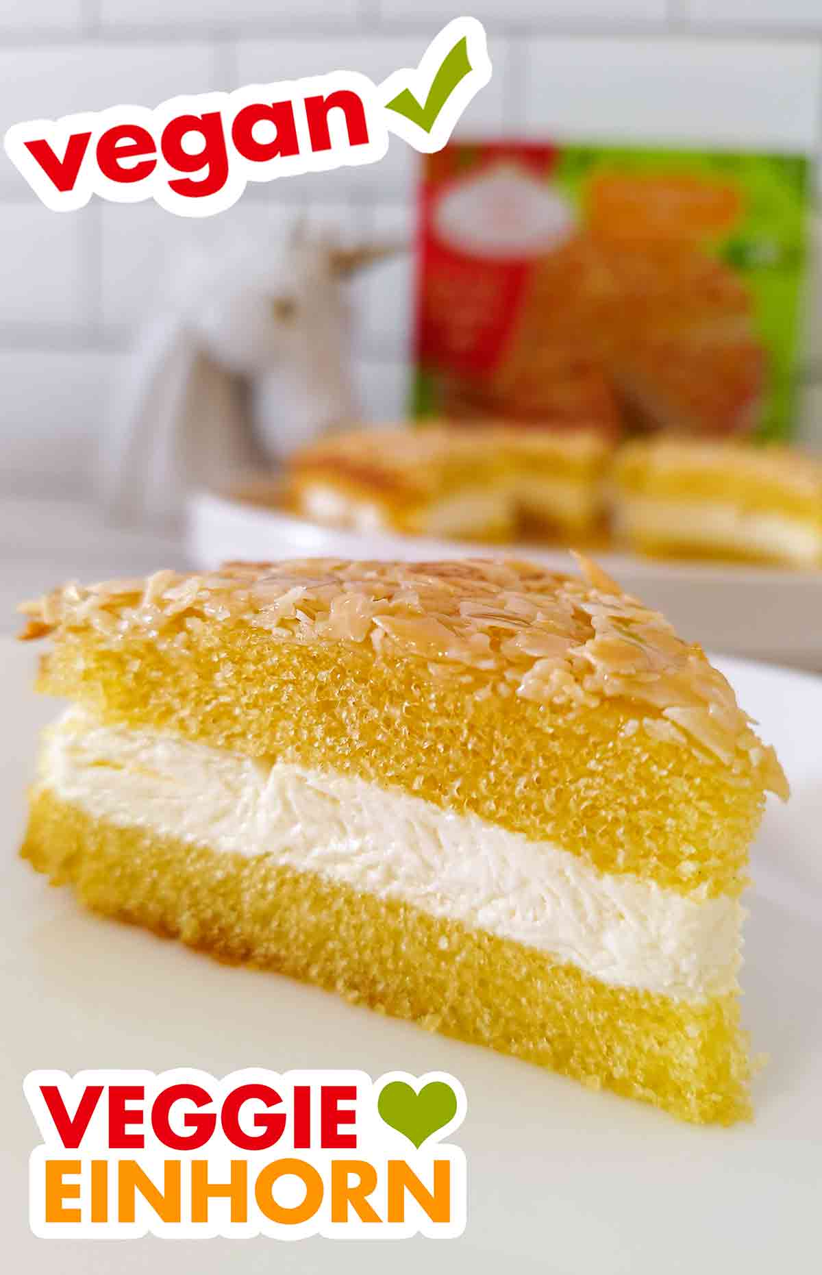 Hier sieht man gut die Struktur des veganen Rührteiges. Nahaufnahme eines Stückes der veganen Mandel-Bienenstich-Torte von Coppenrath und Wiese