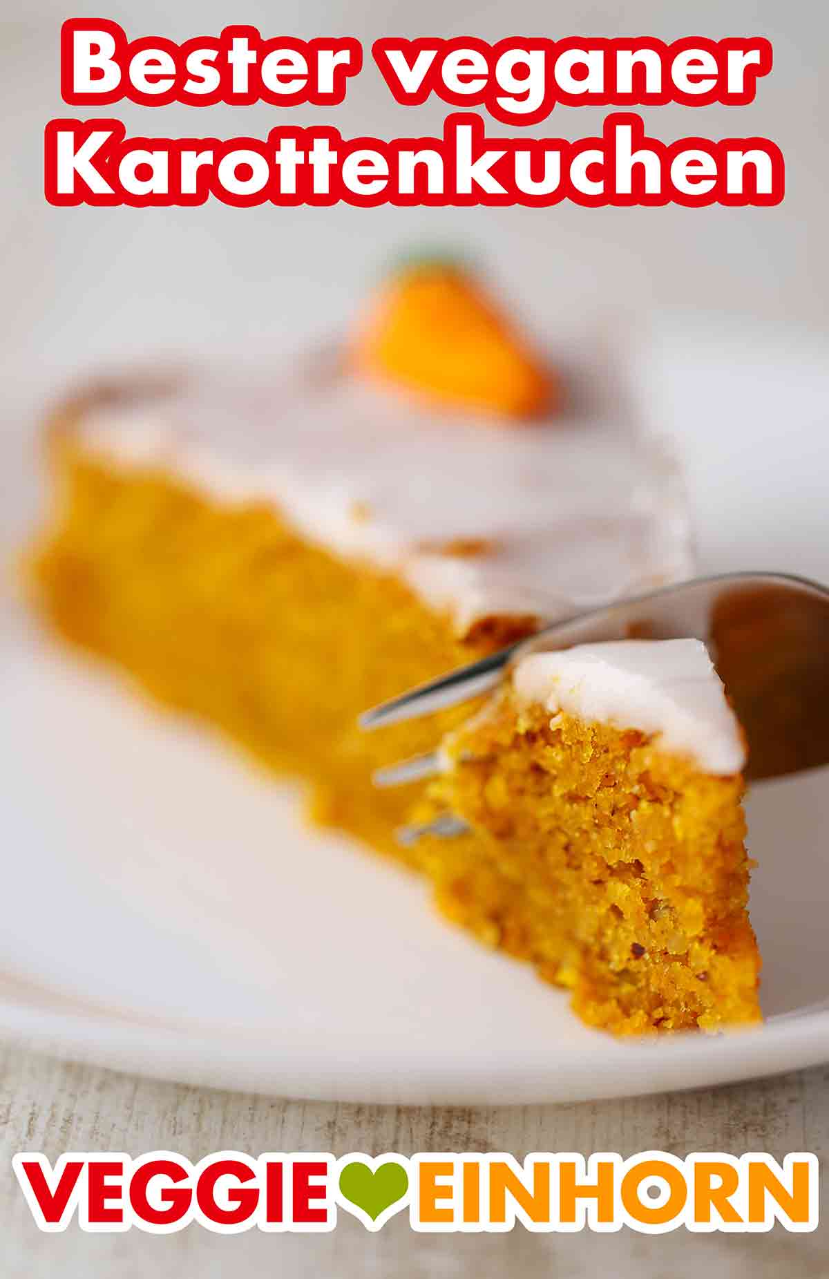 Der vegane Karottenkuchen ist sehr lecker und beliebt. Ein Stück veganer Karottenkuchen und eine Kuchengabel
