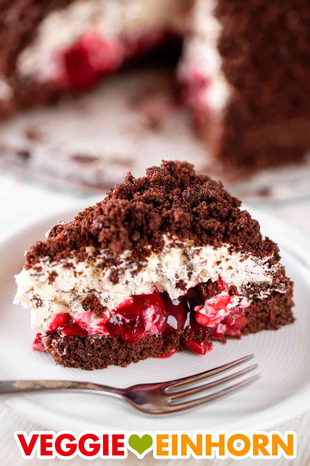 Veganer Maulwurfkuchen mit Kirschen Ein Stück veganer Maulwurfkuchen mit Kirschfüllung