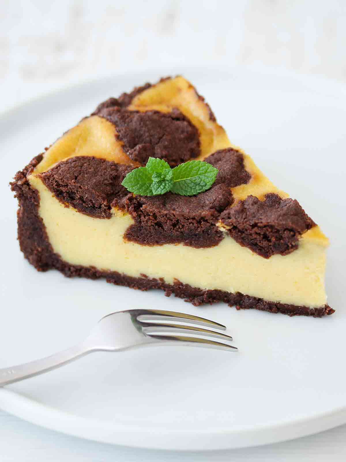 Ein Stück veganer russischer Zupfkuchen auf einem Teller