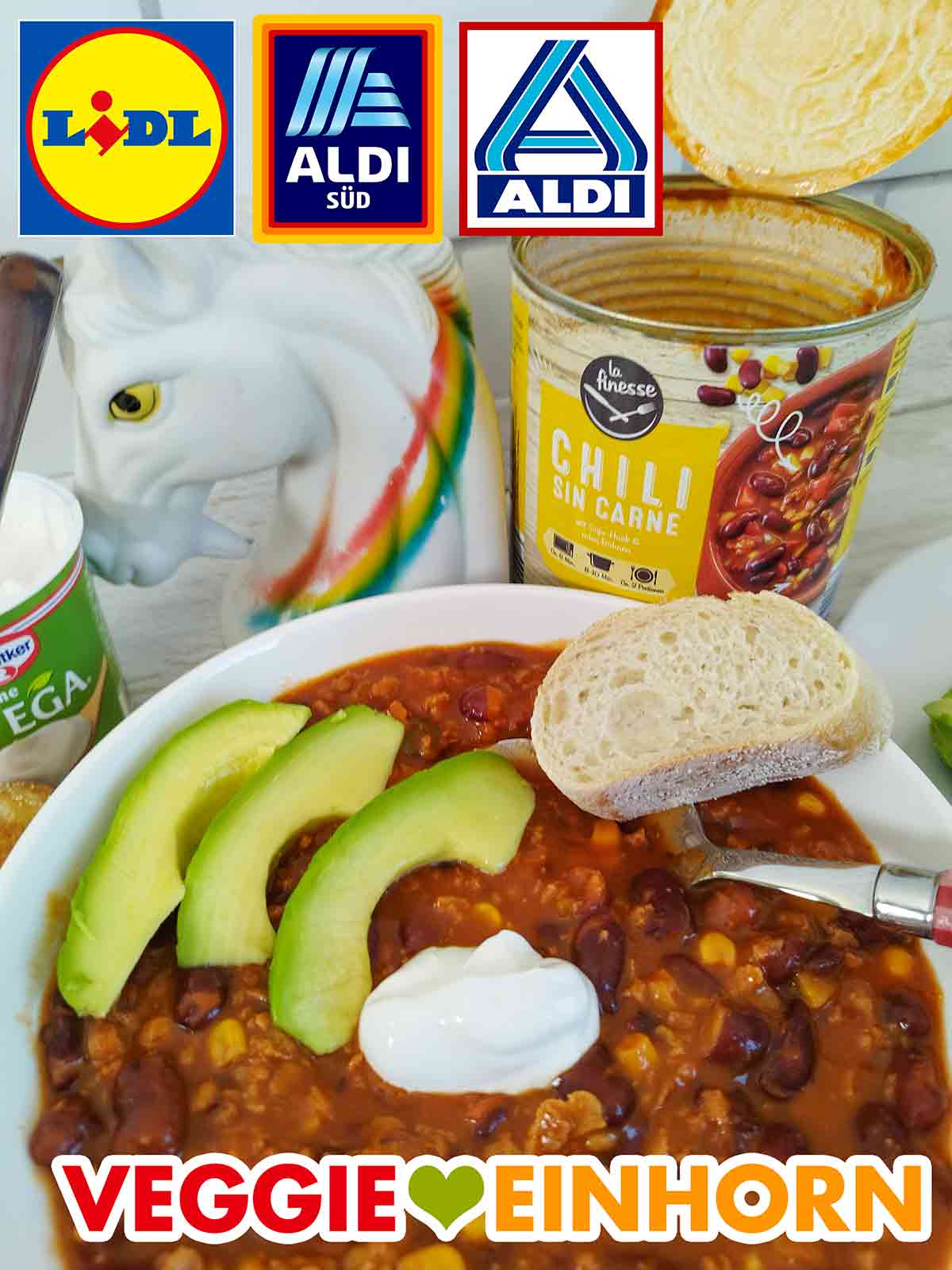 Eine Scheibe Rustiguette auf einem Teller veganem Chili von Aldi mit einem Klecks veganer Crème fraîche und Avocado. Chili sin carne von Aldi mit Rustiguette von Lidl und veganer Crème fraîche