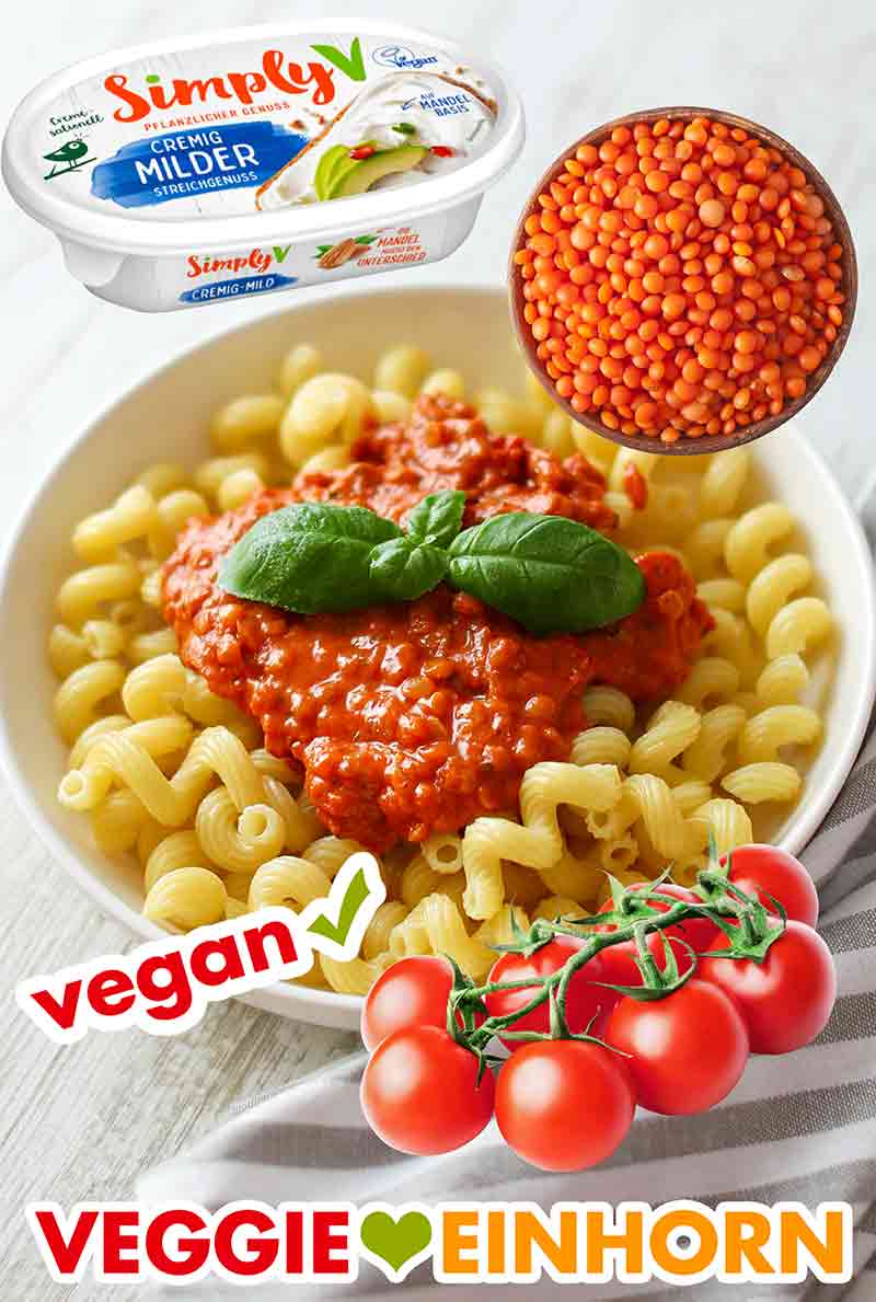 Die Linsenbolognese mit veganem Frischkäse ist einfach mit wenigen Zutaten. Linsenbolognese auf einem Teller mit Nudeln, eine Packung veganer Frischkäse und rote Linsen
