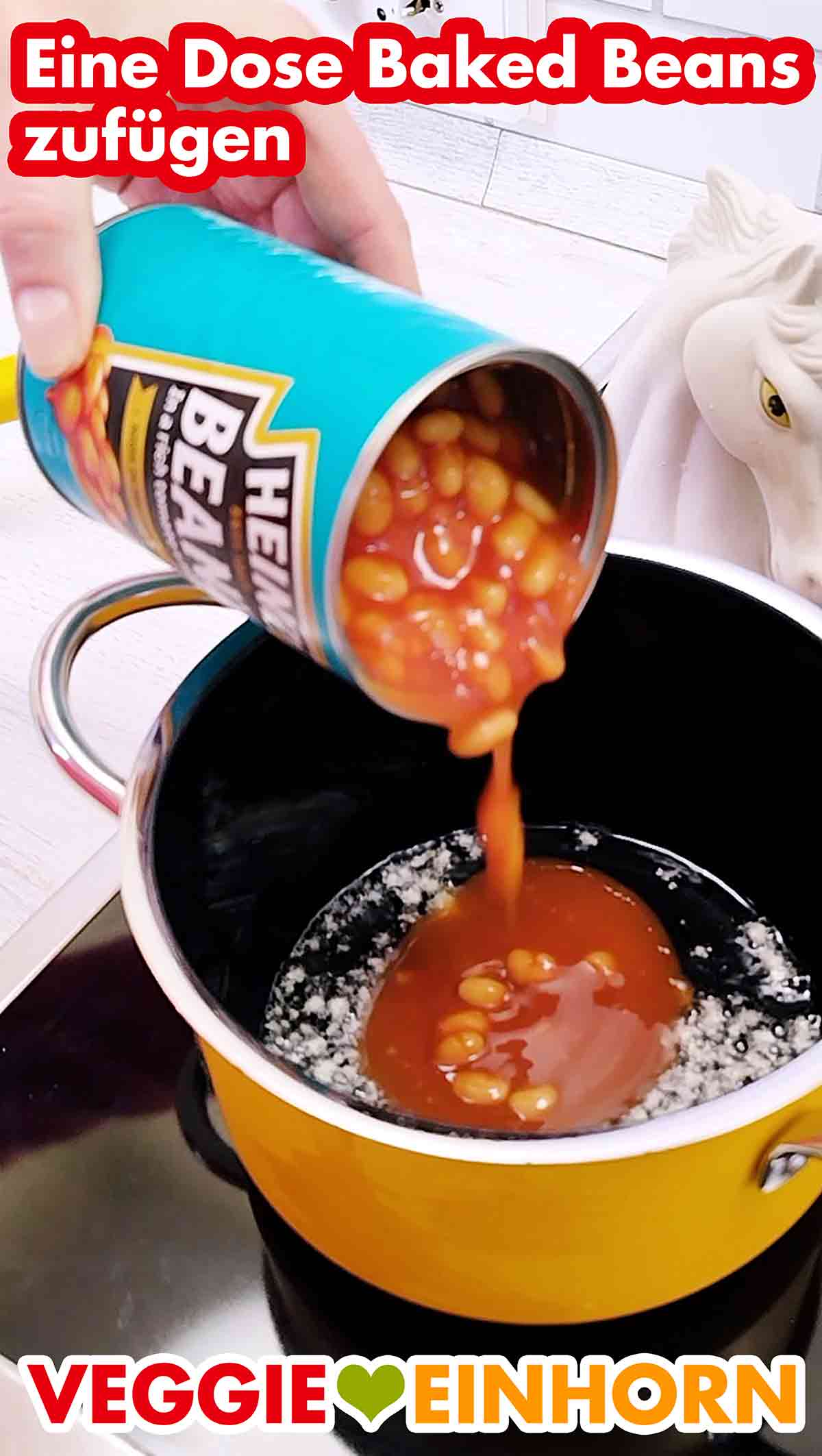 Zufügen der Baked Beans aus der Dose Eine Dose Baked Beans wird in den Kochtopf gegeben.