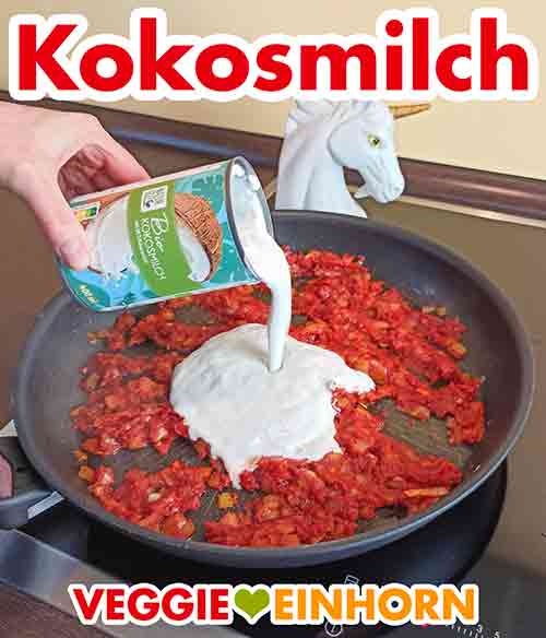 Eine 400 ml Dose Kokosmilch wird zugegeben. Kokosmilch aus der Dose wird zugefügt