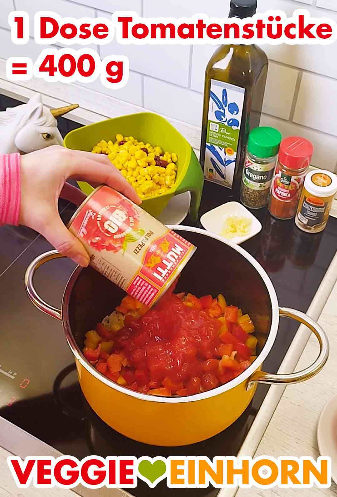 400 g Tomatenstücke aus der Dose Eine Dose gestückelte Tomaten zufügen
