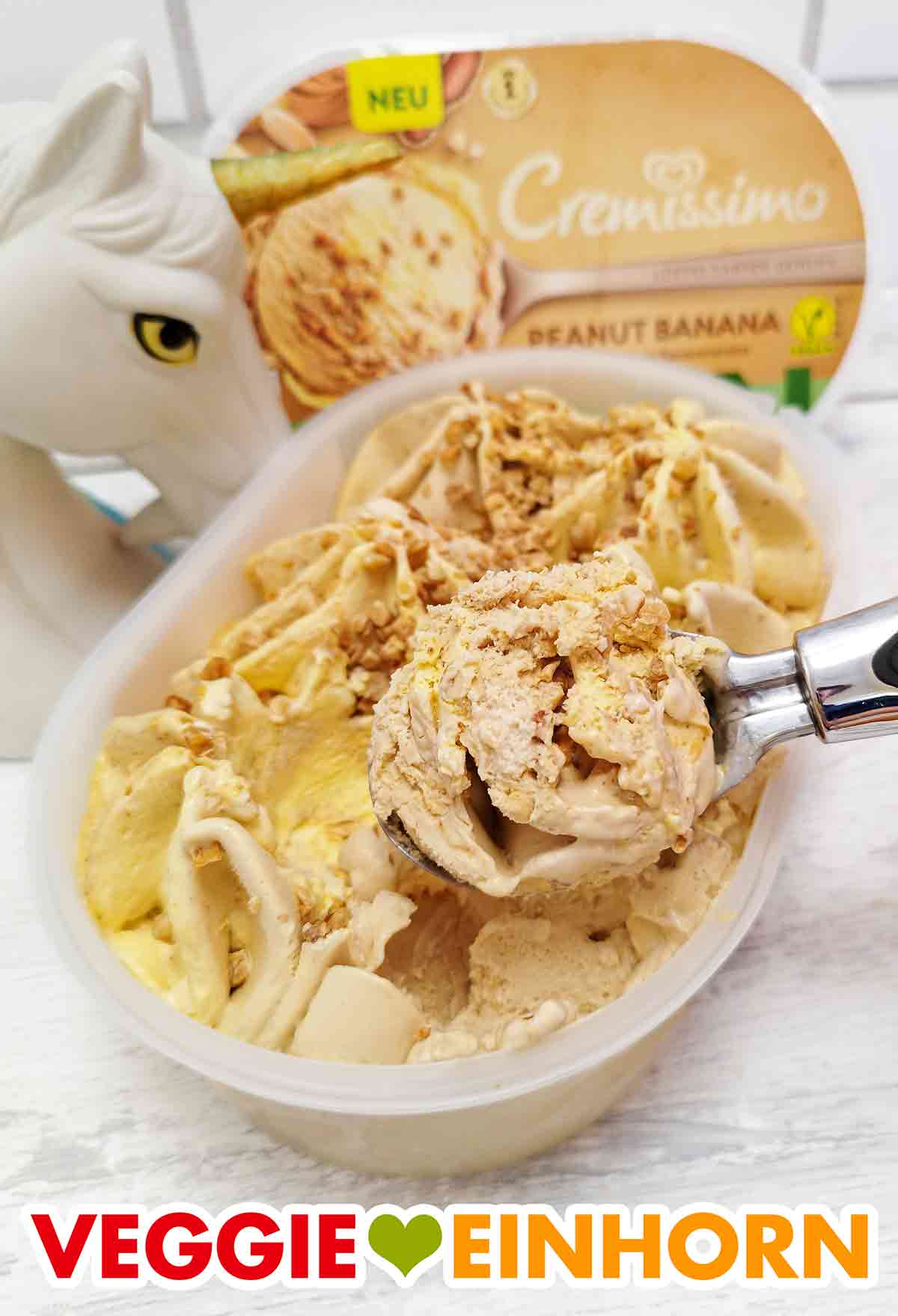 Hier sieht man die leckeren Erdnussstückchen auf der veganen Eiscreme von Cremissimo. Eiskugelportionierer in der Packung Cremissimo Peanut Banana