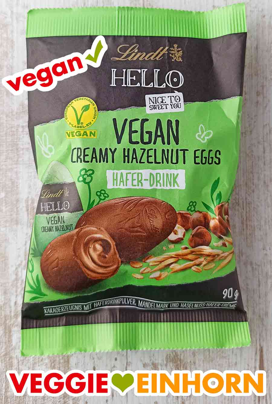 Eine Tüte mit veganen gefüllten Schokoeiern mit Haselnuss Creme von Lindt HELLO Eine Packung Lindt HELLO Vegan Creamy Hazelnut Eggs