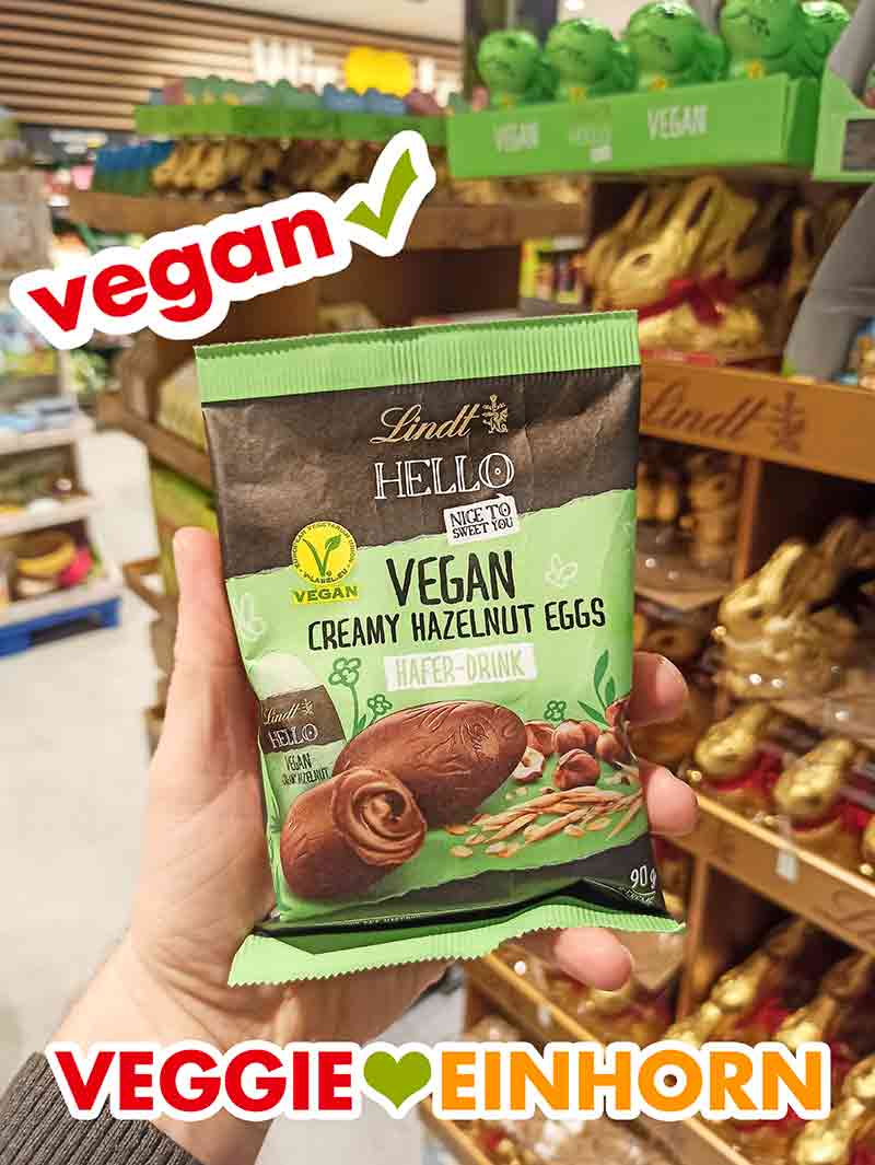 Eine Packung Lindt HELLO Vegan Creamy Hazelnut Eggs im Edeka Eine Hand hält eine Tüte mit veganen Schokoladeneiern von Lindt HELLO im Edeka