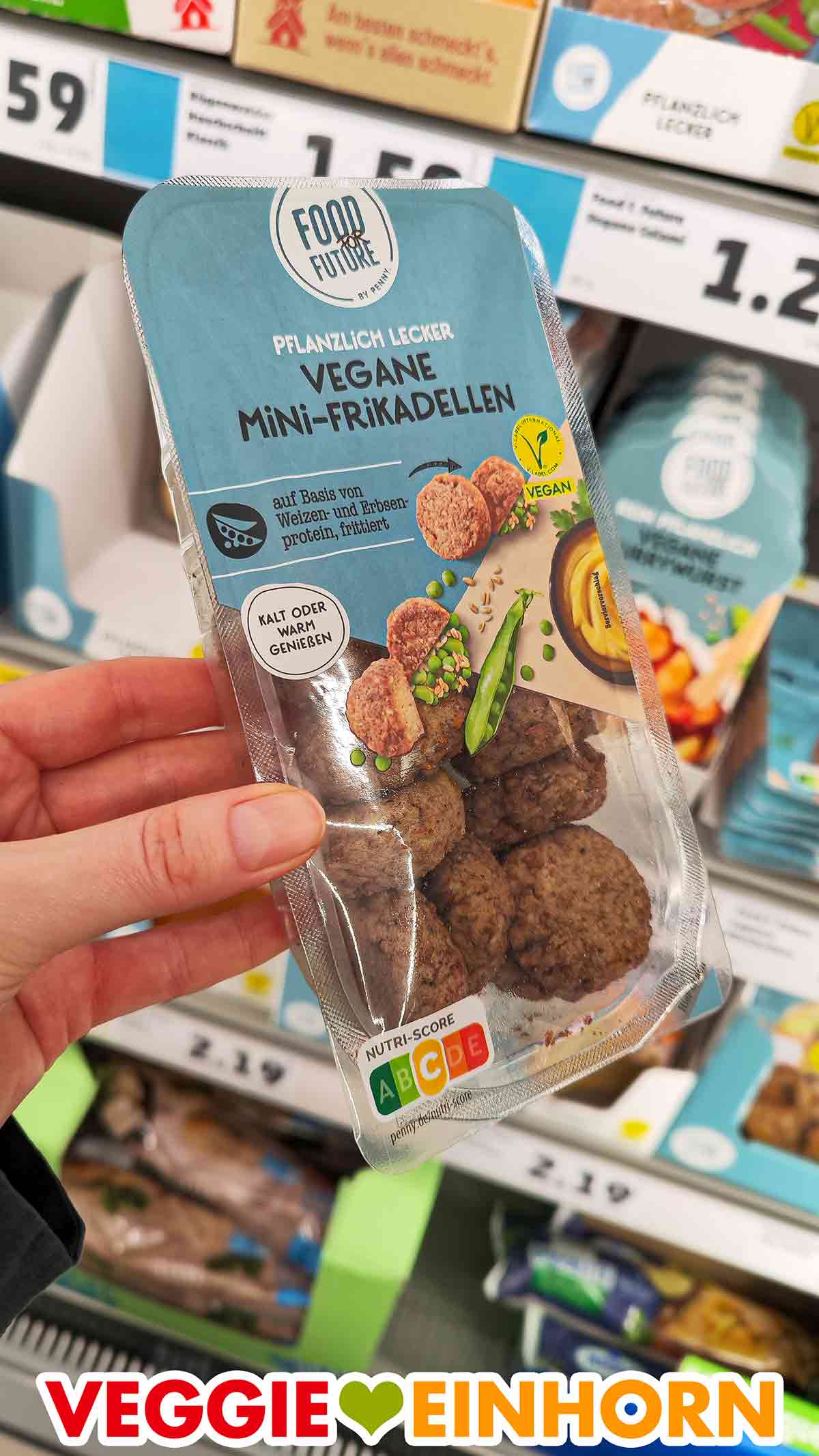 Vegane Mini-Frikadellen im Discounter (Penny). Eine Hand hält eine Packung vegane Mini-Frikadellen im Penny.