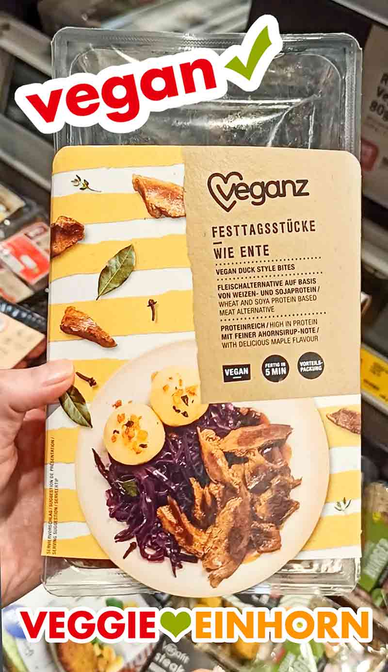 So sieht die Verpackung der veganen Ente von Veganz aus. Eine Hand hält eine Packung Veganz Ente