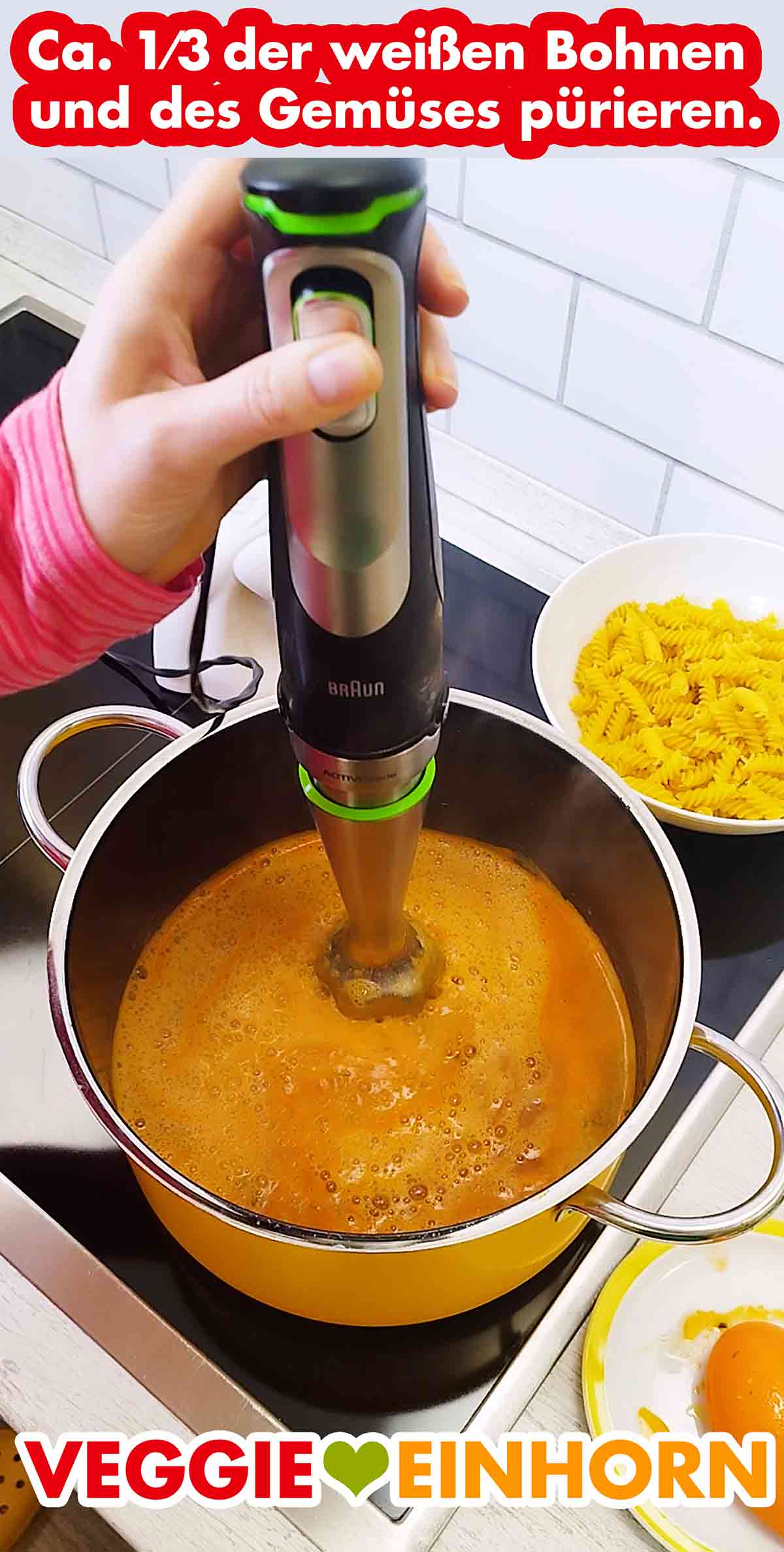 Mit dem Pürierstab ca. ein Drittel der weißen Bohnen und des Gemüses pürieren. Stabmixer im Kochtopf püriert weiße Bohnen und Gemüse