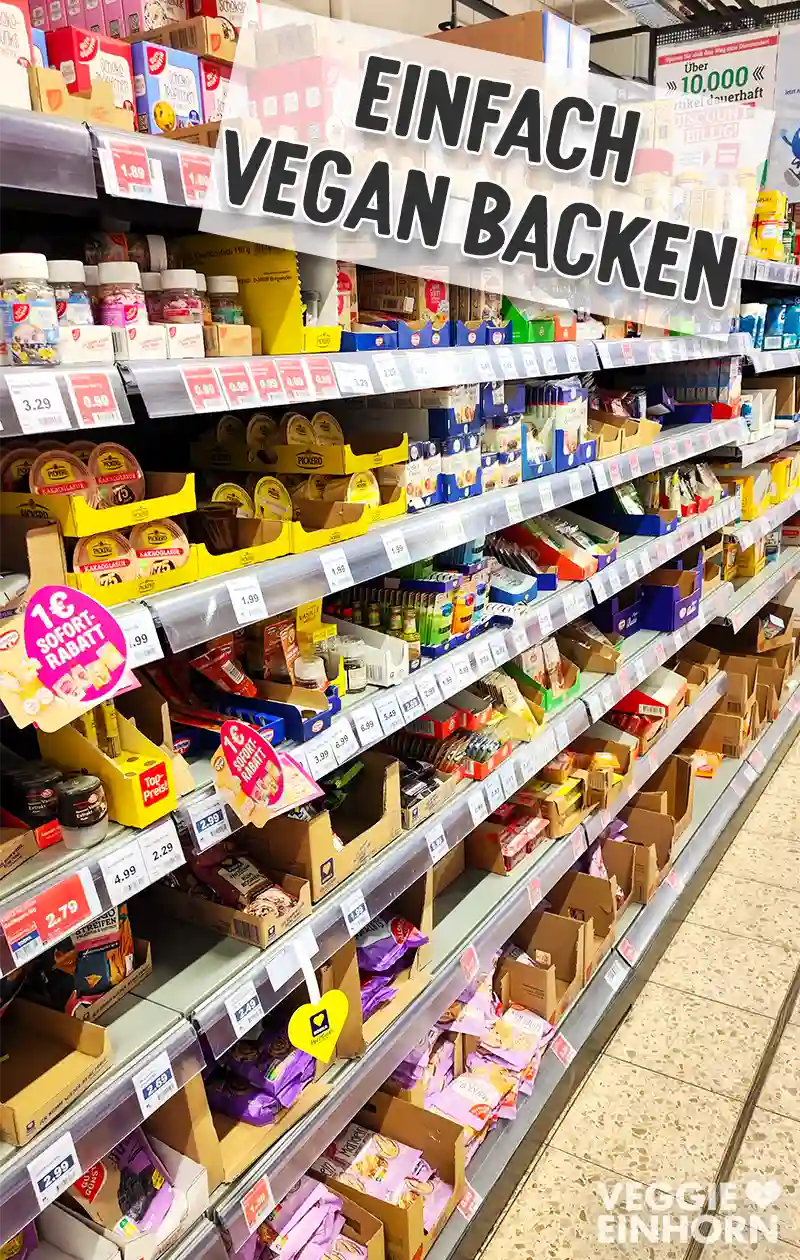 Supermarktregal mit Zutaten und Produkten zum Backen. Text oben: „Einfach vegan backen“.
