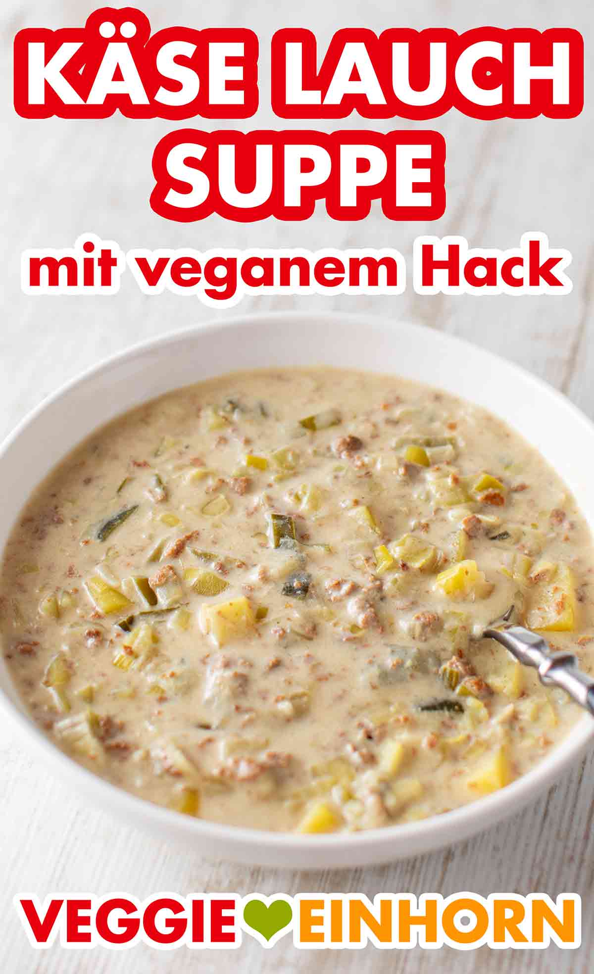 Die vegane Käse-Lauch-Suppe mit veganem Hackfleisch ist einfach und lecker. Ein Teller Käse Lauch Suppe mit veganem Hack