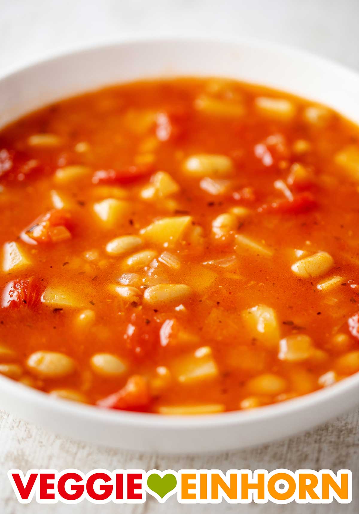 Vegane Tomaten Kartoffel Suppe mit weißen Bohnen