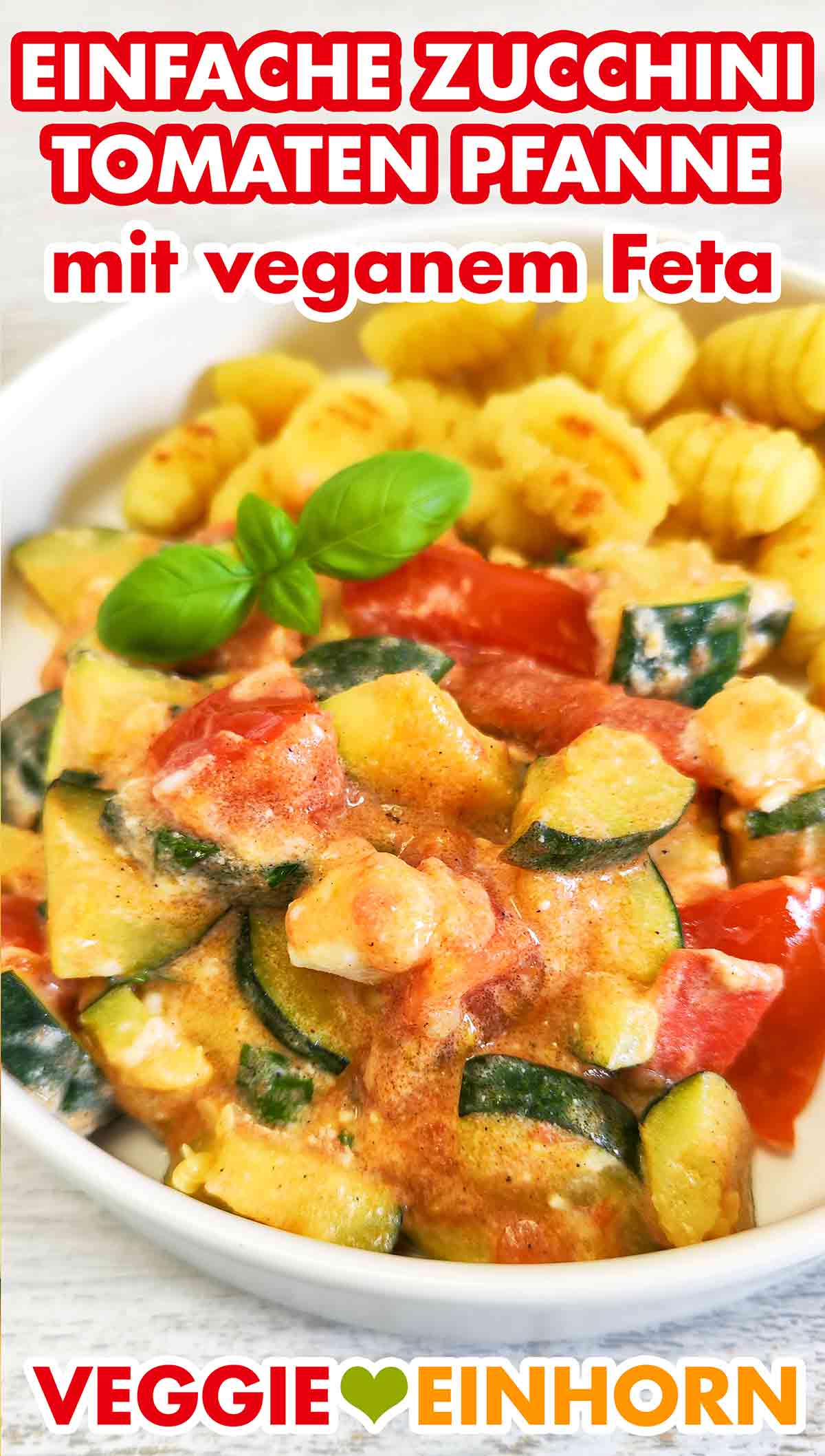Die vegane Zucchini Tomaten Pfanne mit Feta passt zu Nudeln, Reis oder Gnocchi. Zucchini Tomaten Pfanne mit veganem Feta und Gnocchi