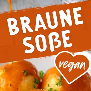 Vegane braune Soße wird aus einer Sauciere über Kartoffelklöße gegossen, garniert mit frischer Petersilie.