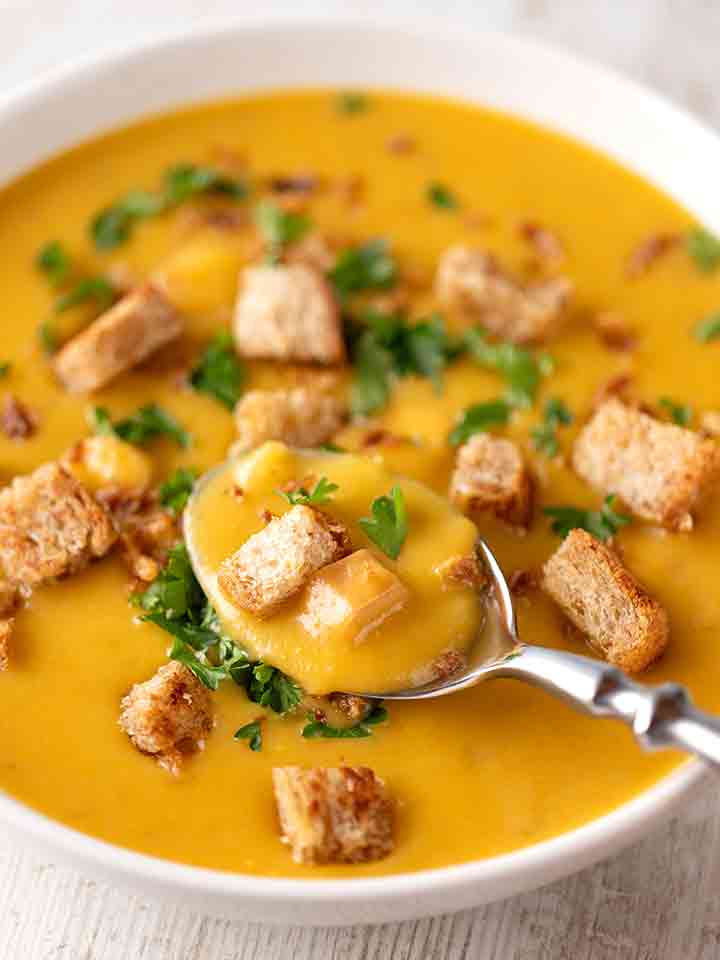 Vegane Kartoffelsuppe mit einem Esslöffel