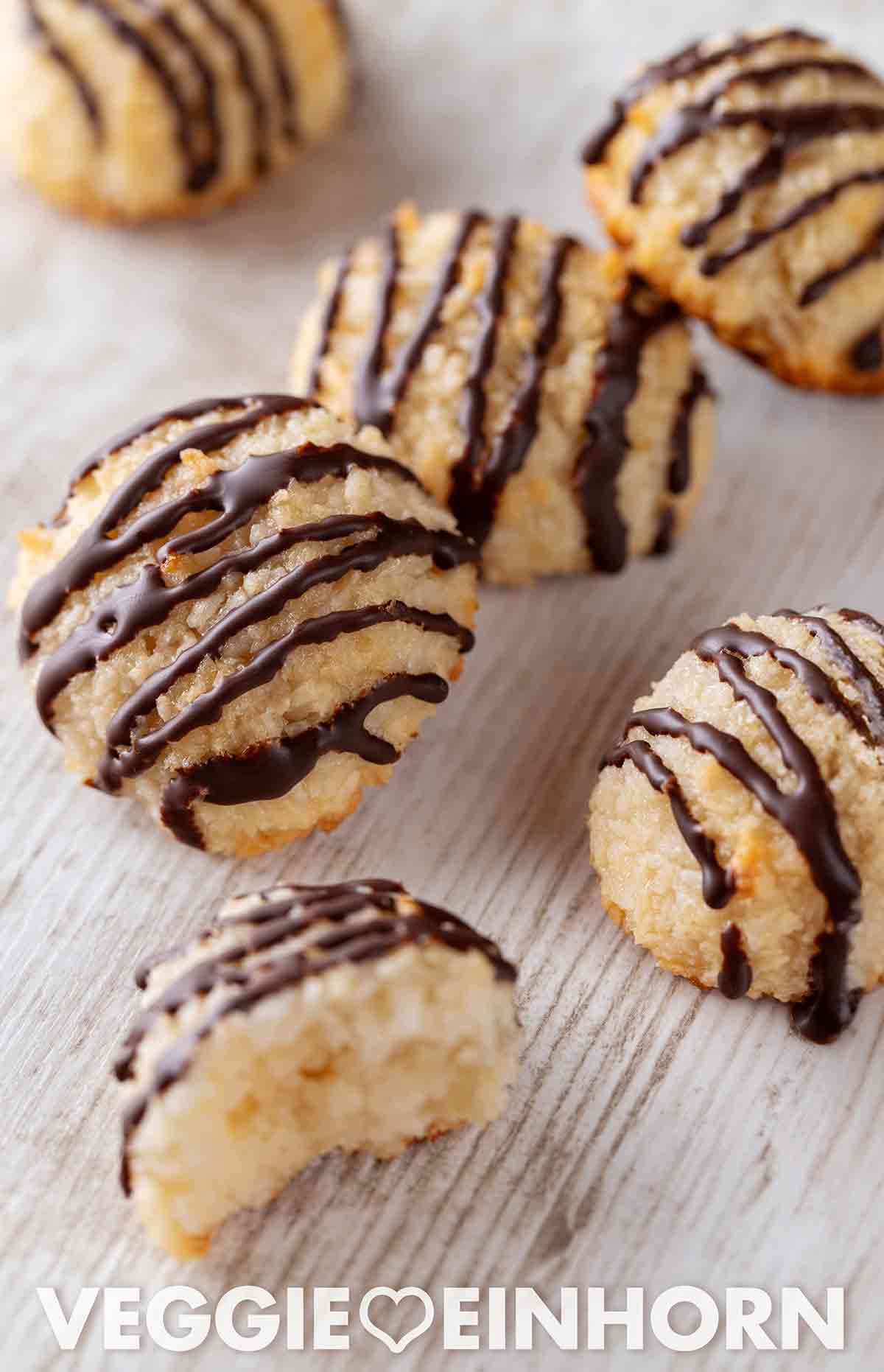 Die einfachen Kokosmakronen ohne Oblaten sind vegan und ohne Ei. Saftige vegane Kokosmakronen mit Marzipan und Schokolade