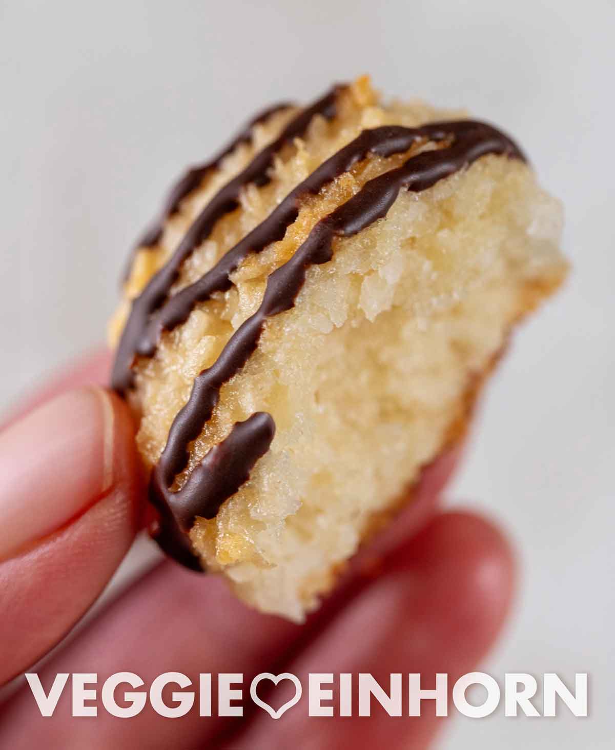 Die Kokosmakronen mit Marzipan sind einfach zu machen und schön saftig. Einfache vegane Kokosmakrone mit Marzipan und Schokolade