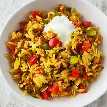 Teller mit Kritharaki-Gemüsepfanne mit veganem Hack und veganer Joghurtsoße