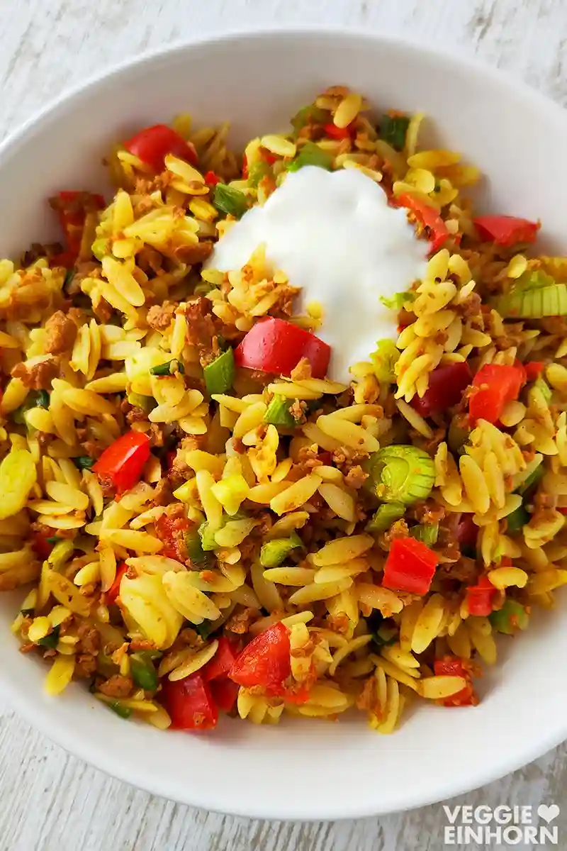 Kritharaki-Gemüsepfanne mit veganem Hack und veganer Joghurtsoße