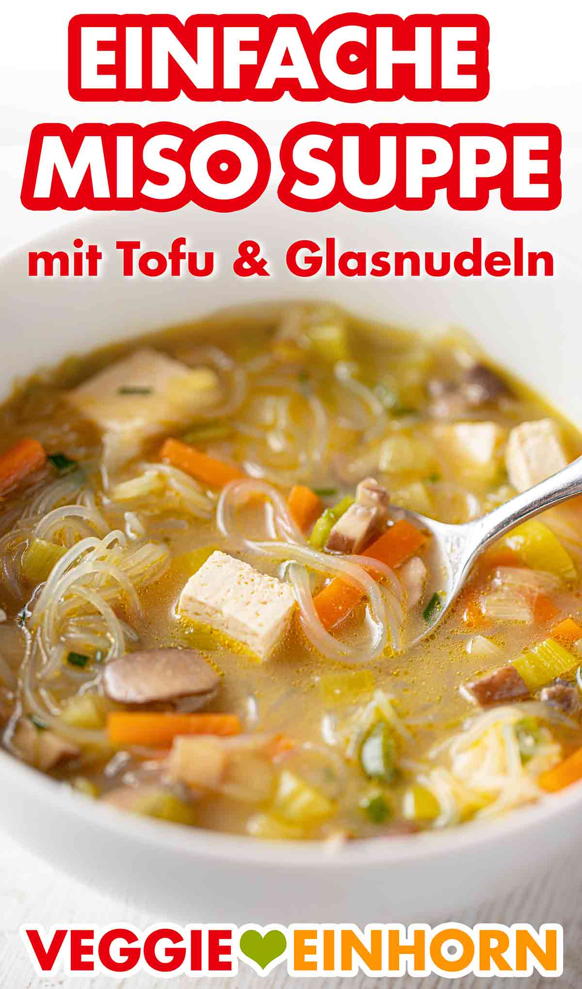 Die Misosuppe mit Tofu und Glasnudeln ist eine einfache vegane Suppe. Einfache Miso Suppe mit Tofu und Glasnudeln