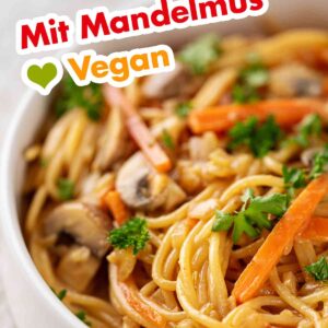 Rezept für vegane Nudeln mit Möhren, Pilzen und Miso-Mandelmus-Sauce