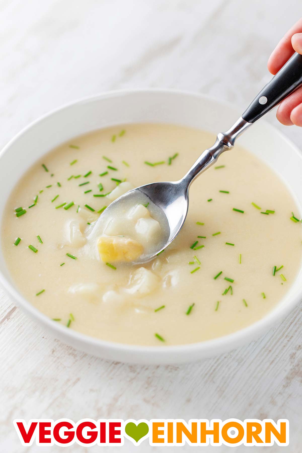 Teller mit veganer Spargelcremesuppe