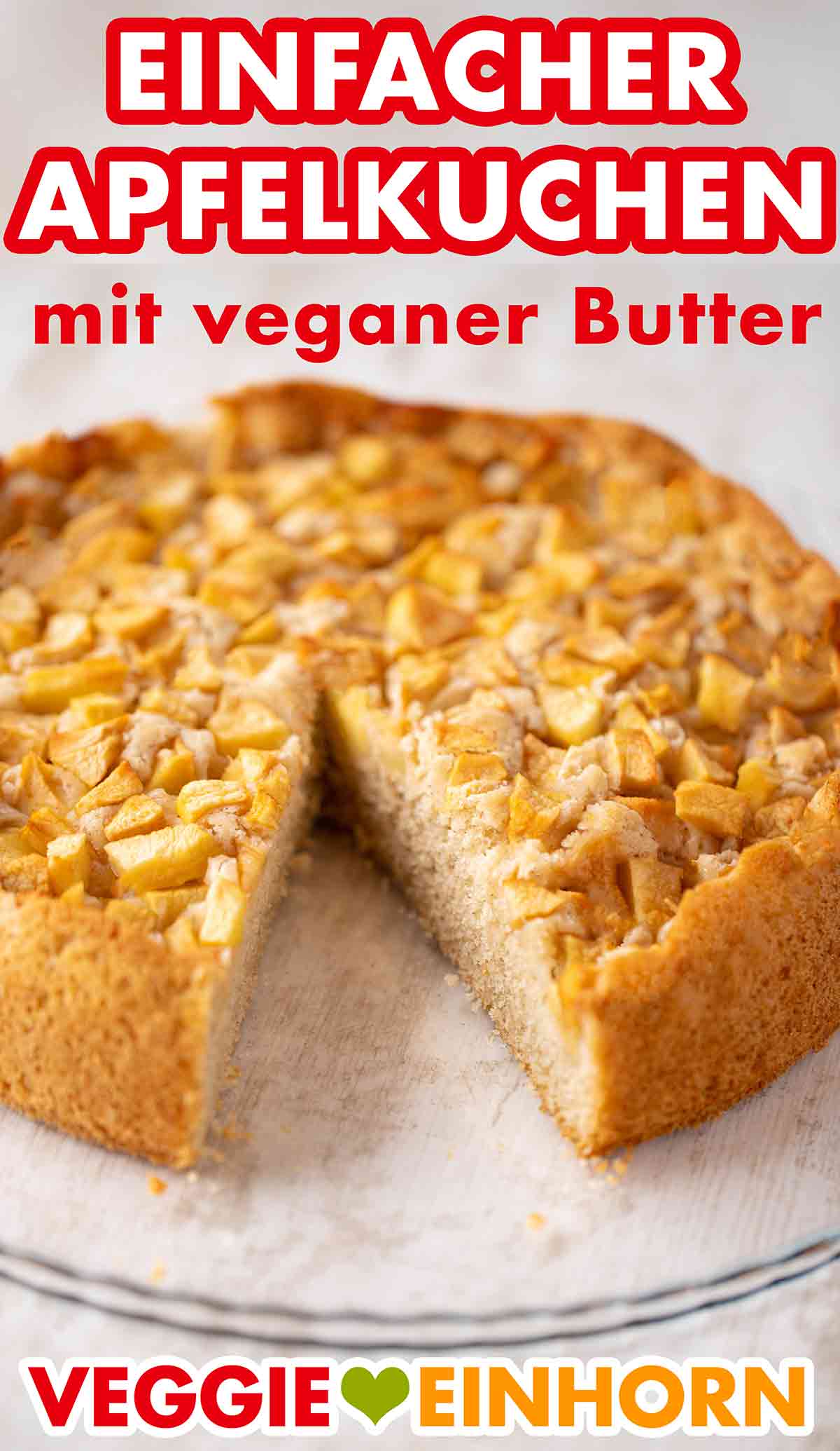 Der Kuchen ist lecker und saftig. Apfelkuchen mit veganer Butter auf einer Kuchenplatte