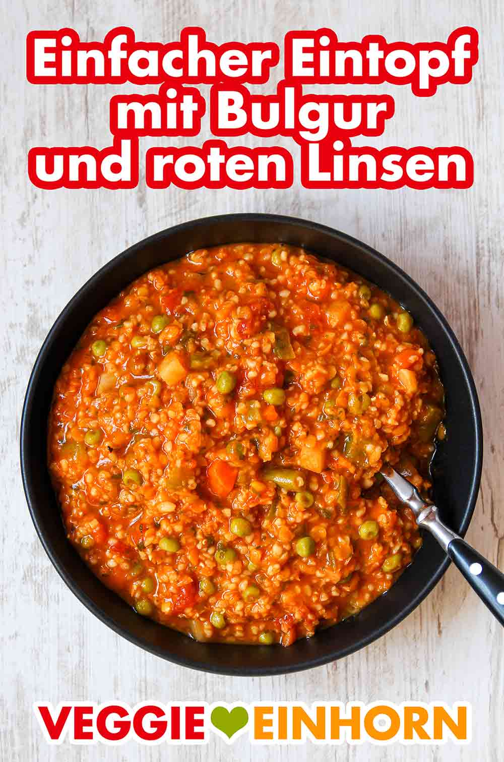 Das vegane Eintopf Rezept ist einfach und schnell. Ein Teller mit Eintopf mti Bulgur und roten Linsen