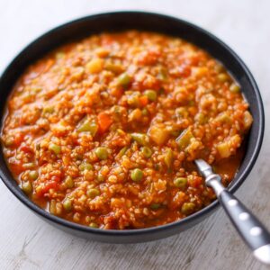 Einfacher veganer Eintopf mit Bulgur und roten Linsen