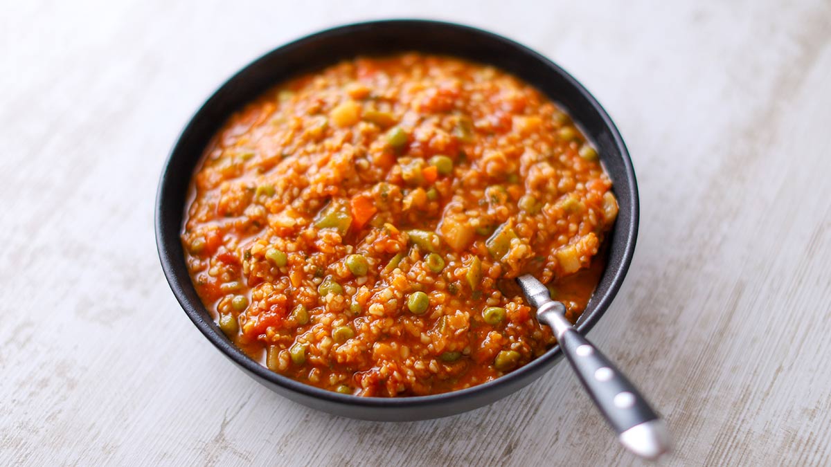 Der Eintopf mit Bulgur und roten Linsen ist vegetarisch und vegan. Einfacher veganer Eintopf mit Bulgur und roten Linsen