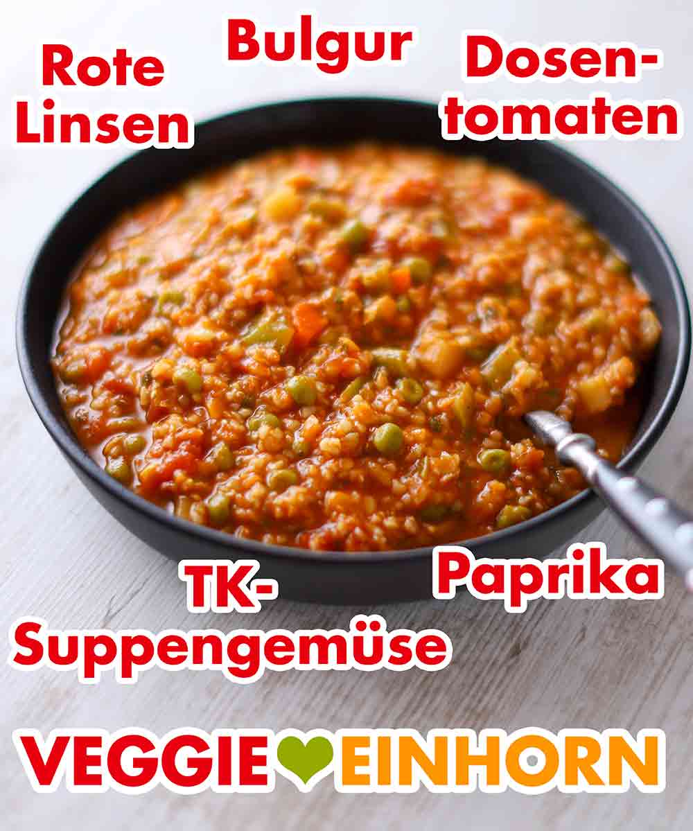 Der Eintopf ist ohne Fleisch und mit wenigen einfachen Zutaten. Ein Teller Eintopf mit roten Linsen, Bulgur, Dosentomaten, TK-Suppengemüse und Paprika