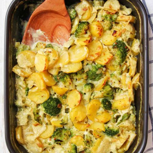 Auflaufform mit veganem Kartoffel-Brokkoli-Auflauf.