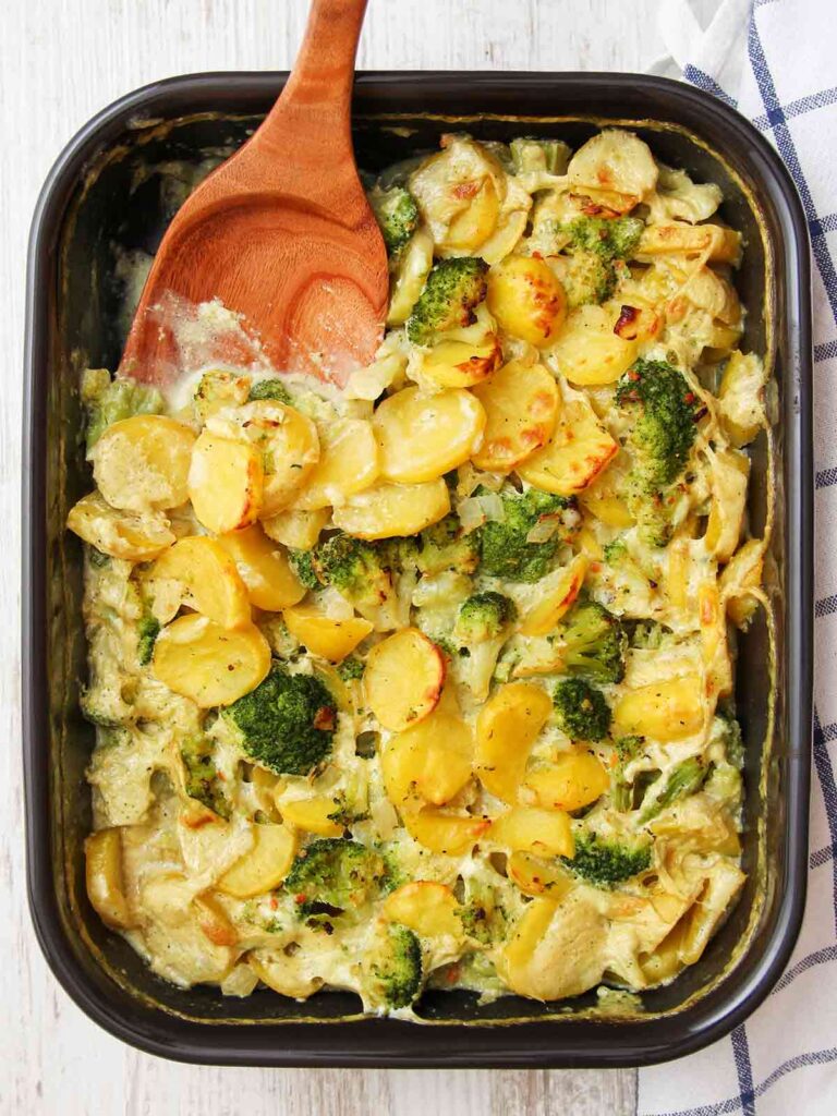 Auflaufform mit veganem Kartoffel-Brokkoli-Auflauf.