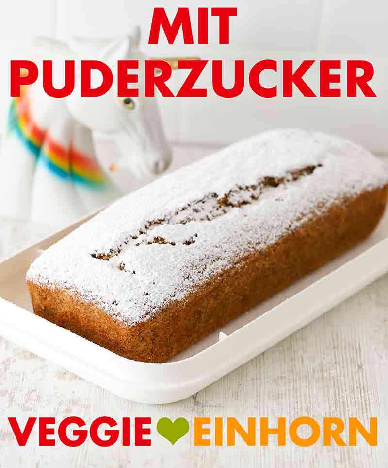 Du kannst den Kastenkuchen mit Puderzucker bestäuben. Mit Puderzucker bestreuter Nusskuchen